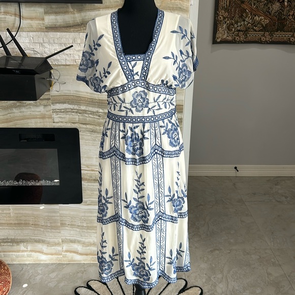 Reba Beautiful Women’s Cream with Blue Embroidered Midi Dress. Size 8‎ - Picture 1 of 10